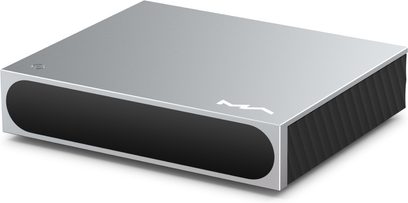 Lettore audio di rete Matrix Audio Mini‑i 4 in alluminio argento opaco, pannello frontale nero lucido arrotondato, piccolo pulsante di accensione circolare argento in alto a sinistra, lato destro con scanalature diagonali nere, vista tre quarti anteriore destra
