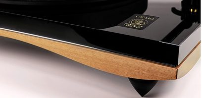Hi-fi Gold Note Giglio platespiller i valnøtt med B-5.1 tonearmen, valnøtt finish, skrå forfotografi, svart platespillerdisk