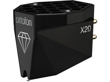 Ortofon MC X20 hi-fi cella fekete matt szintetikus anyagból készült tokban, enyhén lefelé dőlő háromnegyedes előlátás, mélyedésekkel ellátott felső rész, facettált oldal, fehér gyémánt logó és két aranyozott fém hátsó csatlakozó