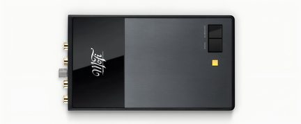 Musta ja harmaa hi-fi-phonoesivahvistin, Mono- ja Subsonic-kytkimet, RCA-liittimet sivulla