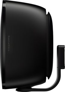 Sort Bowers & Wilkins AM1 udendørshøjttaler i mat plast, set fra siden, med buet vægbeslag i metal