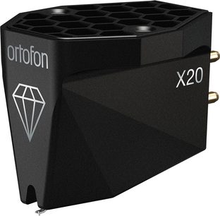 Testina hi-fi Ortofon MC X20 con corpo nero opaco in materiale sintetico, vista tre quarti dall’alto, superficie superiore alveolata, fianco sfaccettato, logo a diamante bianco e due pin posteriori metallici dorati