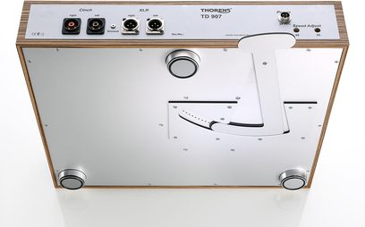 Kõrge kvaliteediga vinüülmängija Thorens TD 907 tsebranapuust korpusega, pealtvaade, hõbedane juhtpaneel nuppude ja pesadega