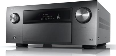 Denon AVC-A110 hjemmebiografforstærker set forfra, i børstet metal, med blå skærm, knapper og stik på forsiden