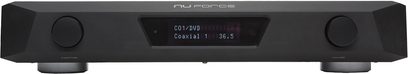 Nuforce AVP18 sort forstærker til hjemmebio, set forfra, blå skærm "CD1/DVD Coaxial 1 96.5", 2 drejekontroller