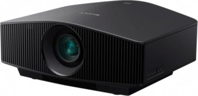 Sony VPL-VW790ES sort videoprojektor, set lidt fra siden forfra, med afrundet rektangulær form og rund linse i midten