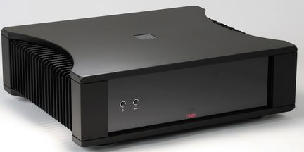 Amplificatore hi-fi Rega nero con ampi dissipatori laterali, vista a tre quarti frontale