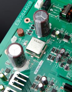 Grønt printplade fra TEAC CG-10M master-clockgenerator, synlige elektroniske komponenter, tæt ovenfra-udsigt