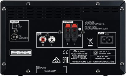 Pioneer X-CM32BT-K CD-mikroanlæg, set forfra, sort front med knapper, stik og tekniske markeringer