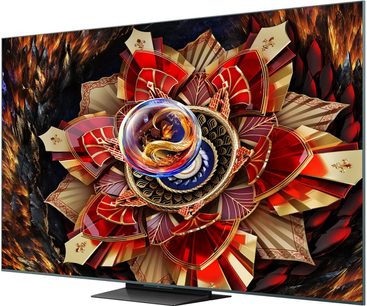 Televizor TCL 75C9K v černé barvě s ultra tenkým kovovým rámem a plochým centrálním stojanem, pohled z pravého předního tříčtvrtečního úhlu