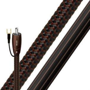 Cablu audio Audioquest Boxer 2M, manta împletită maro și negru, conector RCA placat cu aur, pe fundal gri degradat