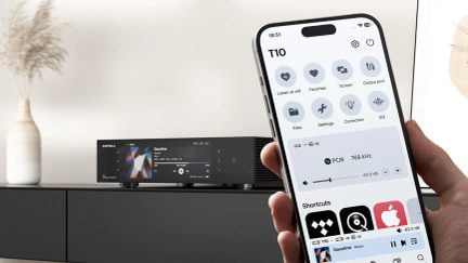 EverSolo T10 lydstreamer i svart på møbel, fjernstyring via smarttelefon i forgrunnen