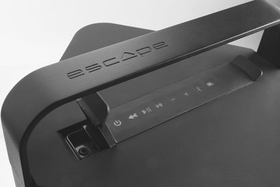 Bluetooth-højttaler Escape P9 sort, set oppefra, kontrolknapper og "Escape"-logo indgraveret på den børstede metaltop
