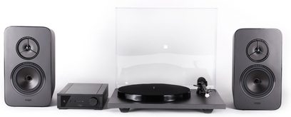 Rega System One hi-fi lemezjátszó átlátszó fedéllel, fekete téglalap alakú erősítővel és 2 fekete téglalap alakú hangszóróval