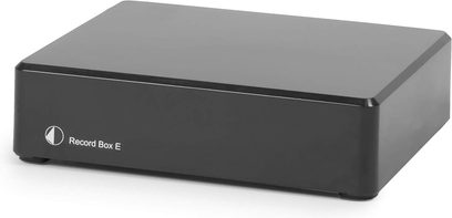 Préampli phono Record Box E noir, boîtier rectangulaire compact, surface lisse, logo et texte blancs en façade, vue en perspective