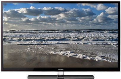 Samsung UE32D6200-fladskærm, der viser et billede af en strand med skummende bølger under en overskyet himmel, set forfra