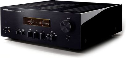 Yamaha A-S1100 sort højglanslakeret stereoforstærker, set forfra, sort front med knapper og baggrundsbelyst analogt display