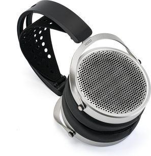Atviras Hifiman HE600 ausinių tualetė, sidabrinės aliuminio apdailos su tinkleliu, juodi ausinės pagalvės, juoda viršutinė lanko dalis, trijų ketvirčių vaizdas