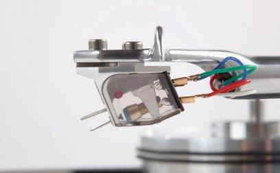 Rega Apheta 3 platin hücresi vinil, profil yakın çekim görüntüsü, kırmızı, yeşil ve mavi renkli kol ve kablolar