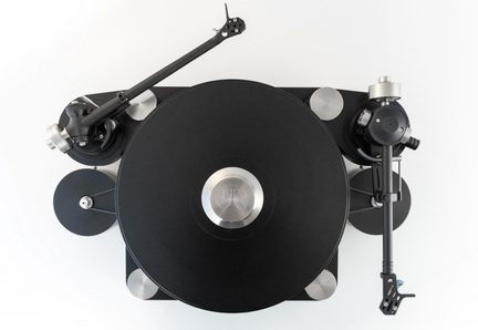 Prato de vinil preto em metal e acrílico visto de cima, apresentando um grande prato circular preto com centro metálico satinado e dois braços de leitura pretos com contrapesos prateados