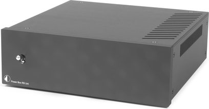 Externí napájecí zdroj Pro-Ject Power Box RS Uni černý, obdélníkové provedení s tlačítkem na čelní straně, pohled ze tří čtvrtin