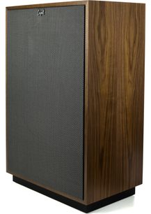 Klipsch Cornwall IV golvhögtalare i valnöt, rektangulärt kabinett i brun valnötsfanér med svart tygfront, trekvarts vy framifrån