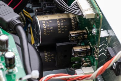 Condensateurs électrolytiques Audio de marque Elna sur circuit imprimé vert dans un appareil électronique