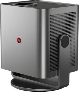 Tamsiai pilkas vaizdo projektorius Leica Cine Compact 1, suapvalintos vertikalios formos, su šoninėmis grotelėmis ir objektyvu viršuje