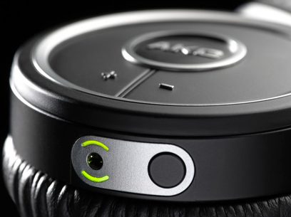AKG K 840 KL åben hovedtelefon, sort, grøn knap på højre ørekop, tæt ovenfra-udsigt på sort baggrund