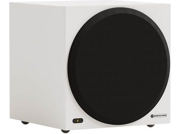 Biely subwoofer Monitor Audio Vestra W10 z lakovaného dreva, pohľad zľava spredu, kubická skrinka so širokou čiernou kruhovou mriežkou vpredu, nenápadná LED a logo v spodnej časti, stojaci na štyroch malých nožičkách