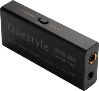 Hodetelefonforforsterker i høyoppløselig kvalitet Questyle M15i, rektangulært svart kabinett, gull- og svartfargede lydkontakter, gain-bryter, gravert tekst