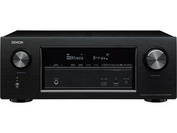 Denon AVR-X2300W sort hjemmebiografsforstærker, set forfra, med LED-display, knapper og stik på forsiden, to sølvfarvede drejeknapper