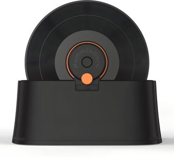 Sort HumminGuru EZ WASHER pladevaskemaskine med indsat vinylplade, forfra, orange knap