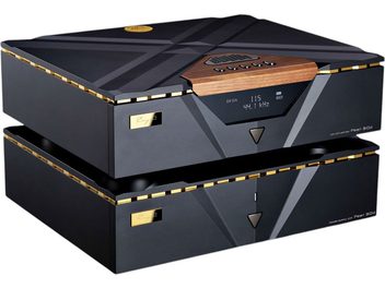 Cayin Pearl 30D DAC-ljudomvandlare med dubbla staplade chassin i matt svart metall med guldfärgade linjer, geometrisk front med centrerad skärm och kontrollpanel i trä, sedd snett framifrån