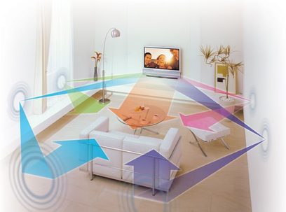 Interno moderno con divano bianco, tappeto multicolore geometrico e mobile TV trasparente con televisione accesa