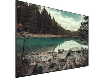 Ecran fix Lumene Movie Palace UHD 4K Ultraslim 270C afișând un peisaj forestier și lacustru de toamnă cu stânci în prim-plan