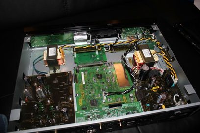 Pioneer N-50-K sort netværksaudioafspiller åben, indvendig forfra, grønne printplader, elektroniske komponenter
