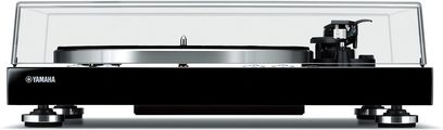 Yamaha VINYL 500 sort pladespiller, set forfra, låget lukket, tonearmen til højre, knapper og drejeknap på forsiden