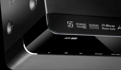 Harman Kardon AVR 355 thuisbioscoopversterker, close-up van de voorkant, knoppen en display, matzwarte afwerking