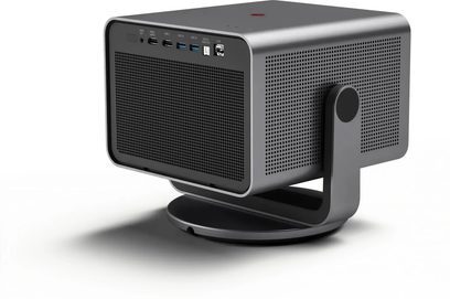 Grå Leica Cine Play 1 projektor på drejeligt stativ, set bagfra med perforeret gitter og synlige HDMI- og USB-porte