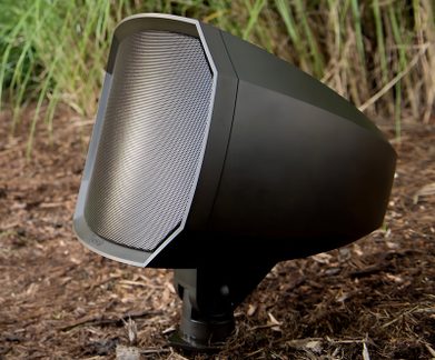 Boxă exterioară de grădină neagră cu grilă metalică gri, carcasă înclinată pe țăruș, vedere din trei sferturi