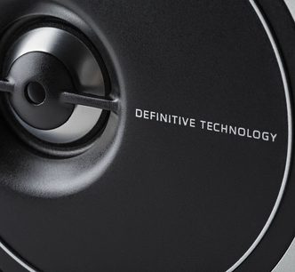 Definitive Technology højttaler, nærbillede af diskanten, indskriften "DEFINITIVE TECHNOLOGY" på den matte sorte front