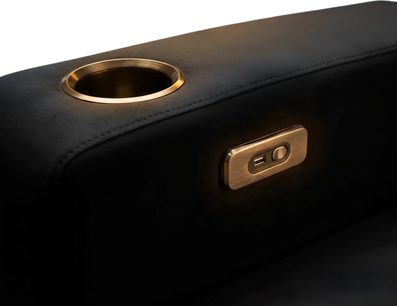 Dwumiejscowy fotel kinowy Oray ONE, czarny podłokietnik w zbliżeniu z uchwytem na kubek ze złotą obwódką, przyciskiem i portem USB