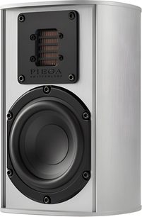 Piega Ace 30 zilveren boekenplankspeaker in driekwartaanzicht, geborstelde aluminium behuizing met zwarte woofer en ribbon-tweeter