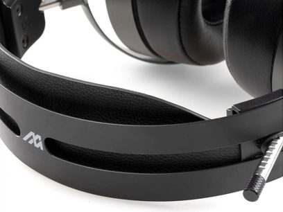 Audeze MM-500 Manny Marroquin hovedtelefoner, tæt profil af den venstre ørepude og hovedbøjle i sort læder