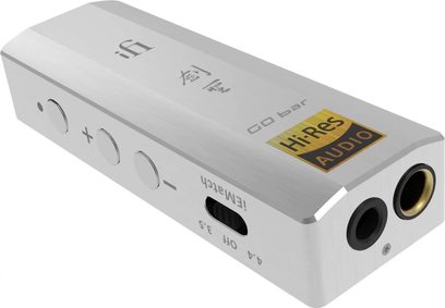 Bærbar lydkonverter iFi Audio GO Bar Kensei, rektangulært metalkabinet, cirkulære knapper, lydstik på 4,4 mm og 3,5 mm, Hi-Res Audio-logo