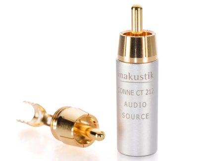 Nærbillede af en mandlig RCA-audiostik med cylindrisk sølvfarvet aluminiumskrop graveret med "inakustik", forgyldt spids, ledsaget af en anden helt forgyldt stik placeret i baggrunden.