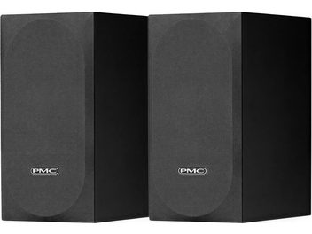 Dos altavoces de estantería PMC Prodigy1 negros, vista frontal, sobre una superficie reflectante negra, fondo negro