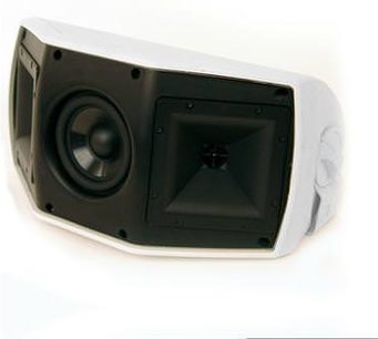 Klipsch AW500SM udendørs højttaler i hvid set fra 3/4 bagfra, sort højttalerdriver, diskantdriver med kuppel