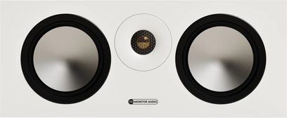 Централен високоговорител Monitor Audio Bronze 7G Centre в бял цвят, преден изглед, правоъгълен бял корпус, два ууфъра с метални мембрани в сребрист цвят, обградени с черни рамки, заобикалящи централния твитър, защитен с черна решетка, през която се вижда златист купол